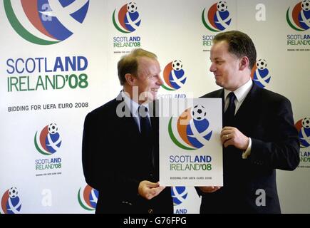 `s neue Logo für die Euro 2008-Bewerbung Schottland-Irland wurde auf dem Flughafen Edinburgh von Schottlands erstem Minister Jack McConnell (rechts) und dem schottischen Fußballmanager Berti Vogts vorgestellt. * unmittelbar nach dem Start in Edinburgh flog McConnell mit Sportminister Mike Watson nach Stockholm, um gemeinsam mit dem irischen Sportminister Dr. James McDaid ein gemeinsames Angebot der beiden Länder zu unterbreiten. Stockfoto